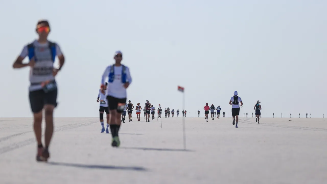 Tuz Gölü'nün sonsuz beyazlığında koştular!