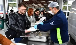 İzmir Büyükşehir'den üniversite öğrencilerine sıcak yemeğe devam