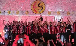Eskişehirspor şampiyonluğunu sahada kutladı