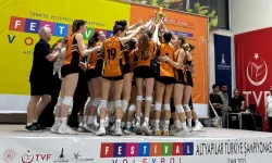 İzmir'de 'Festival Voleybol'da ilk ödüller verildi
