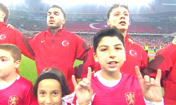 A Milli Takım maçında seremoniye çıkan çocukların ‘kurt’ işareti dikkat çekti