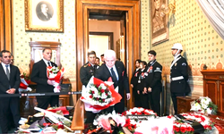 İstanbul Valisi Davut Gül, Atatürk’ün Dolmabahçe’deki yatağına çiçek bıraktı