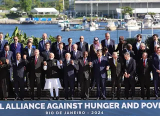 G20'de aile fotoğrafında el ele poz