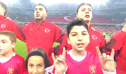 A Milli Takım maçında seremoniye çıkan çocukların ‘kurt’ işareti dikkat çekti