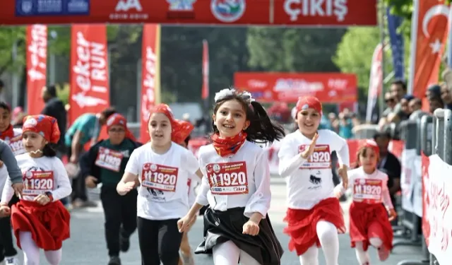 Binlerce çocuktan 23 Nisan'da neşeli adımlar