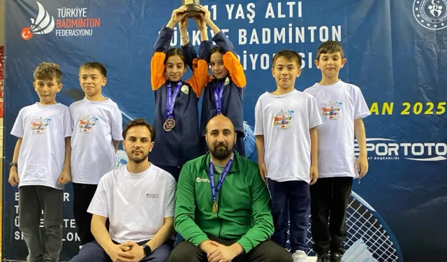 Bursa Osmangazi Belediyespor’un genç badmintoncuları göz doldurdu