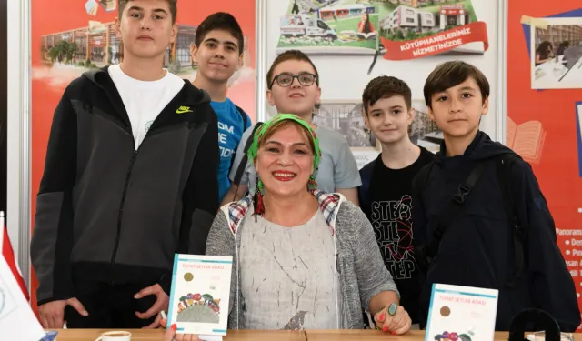 Yazar Halime Yıldız kitaplarını küçük okuyucuları için imzaladı