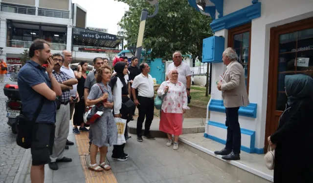 İzmit'te şair ve yazar dernekleri Edebiyat Sokağı'nda dinledi