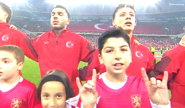 A Milli Takım maçında seremoniye çıkan çocukların ‘kurt’ işareti dikkat çekti