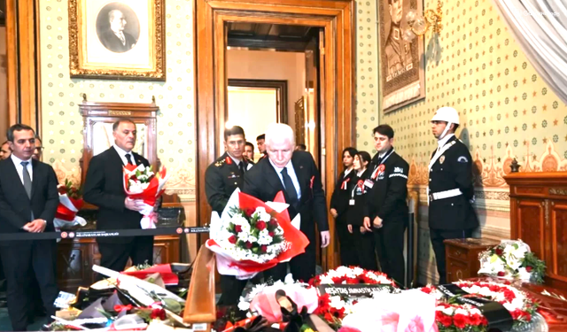 İstanbul Valisi Davut Gül, Atatürk’ün Dolmabahçe’deki yatağına çiçek bıraktı