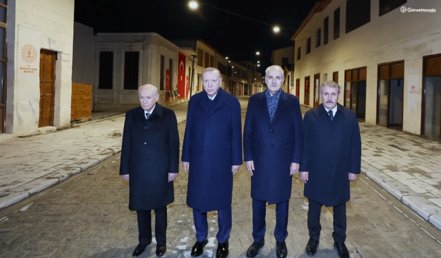 Dünyanın ilk aydınlatılan caddesi! Yeniden ışıklarla buluştu