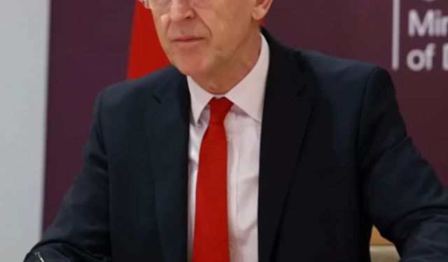 İngiltere Savunma Bakanı Healey, bütçe krizine isyan edip istifa etti!