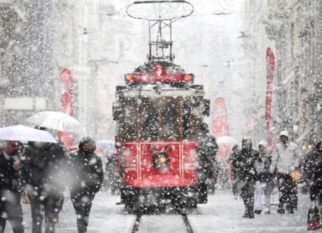 Meteoroloji ve AKOM'dan uyarılar peş peşe geldi! Kar yağışı İstanbul'a geliyor!