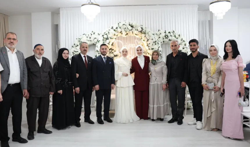 Bakan Göktaş, gence kız istedi!