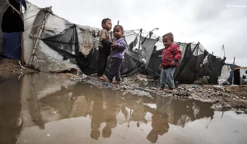 Gazze'de yağış felaketi: On binlerce çadır sular altında