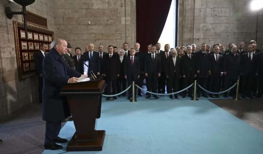 Cumhurbaşkanı Erdoğan ve devlet erkanı Ata'nın huzurunda